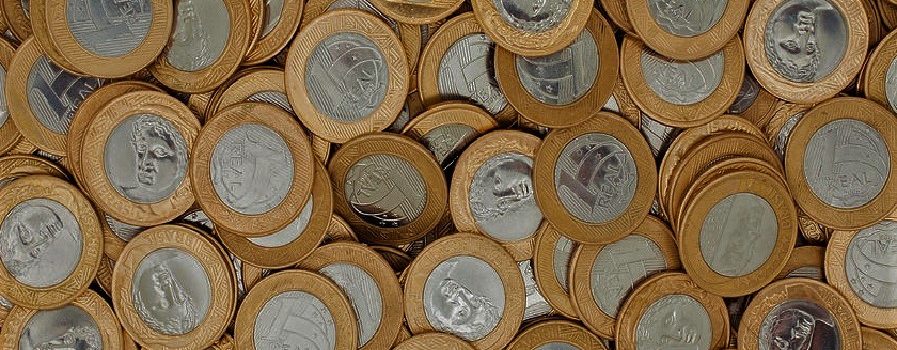 Pièce de monnaie brésilienne de 1 real étalées.