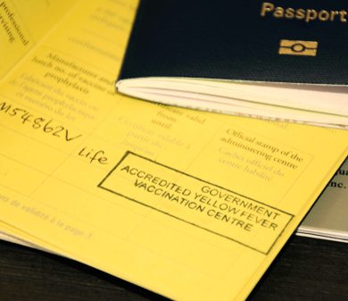 Vue du carnet jaune de vaccinations de l'OMS pour la fièvre jaune.