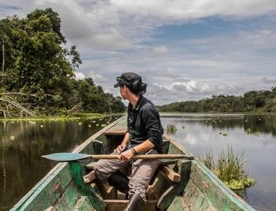 Femme sur une pirogue en Amazonie., botte vêtements Amazonie.