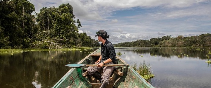 Femme sur une pirogue en Amazonie., botte vêtements Amazonie.