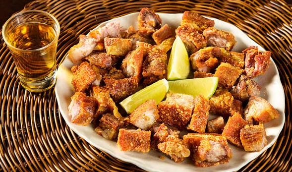 Assiette de torresmo typique des bars au Brésil et verre de bière.