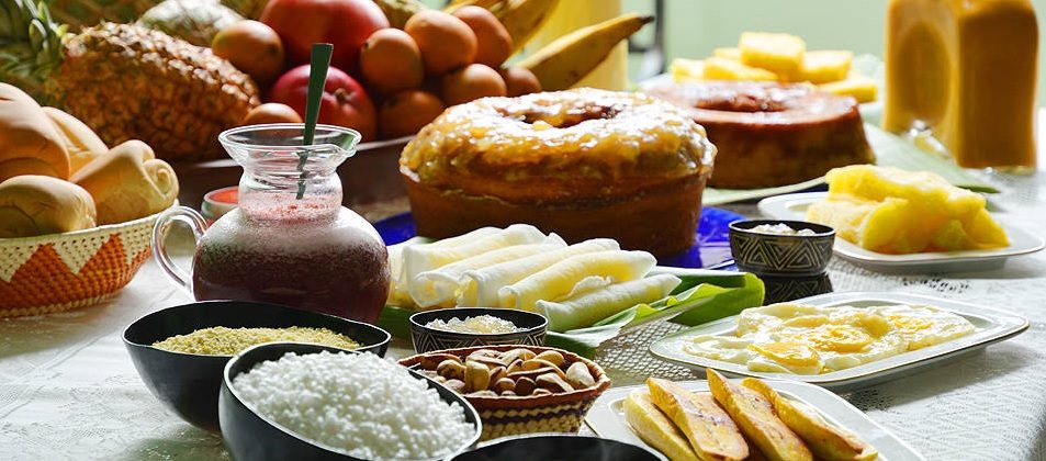 table de petit déjeuner au Brésil avec de nombreux aliments.