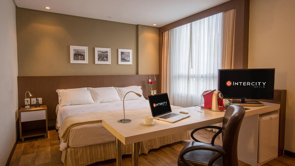 Vue d'une chambre de l'hôtel Intercity Manaus.