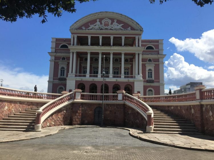 VUe frontale du Théâtre Amazonas à Manaus.