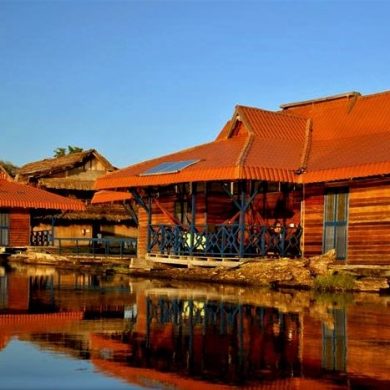 Vue d'un bungalow du uakari lodge flottant sur la rivière Japura.