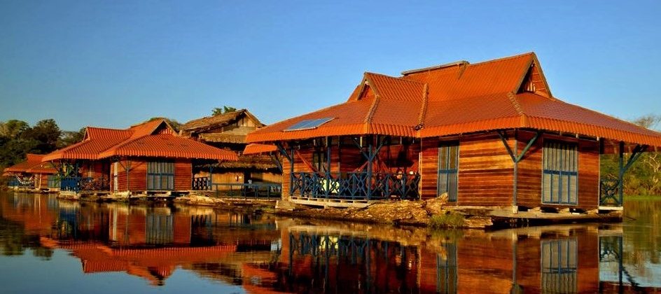 Vue d'un bungalow du uakari lodge flottant sur la rivière Japura.