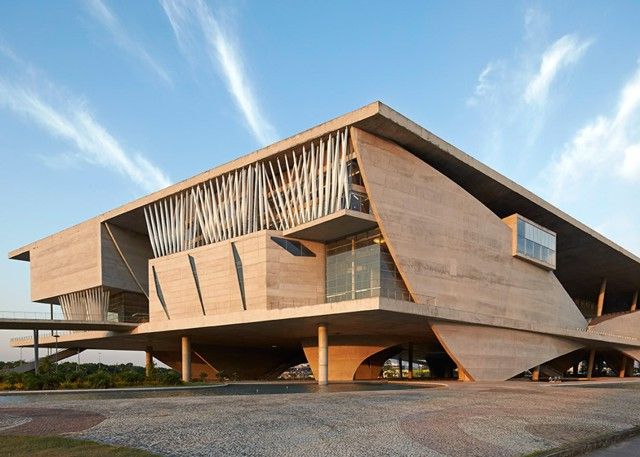 Vue extérieure du batiment contemporain cidade das artes à Rio de Janeiro au Brésil.