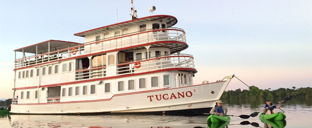 Bateau naviguant sur l'Amazone au Brésil.