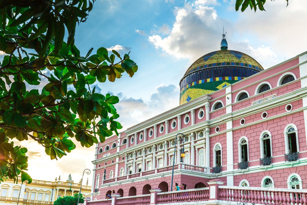 Vue latérale de la facade du théâtre de Manaus dans le soleil levant.