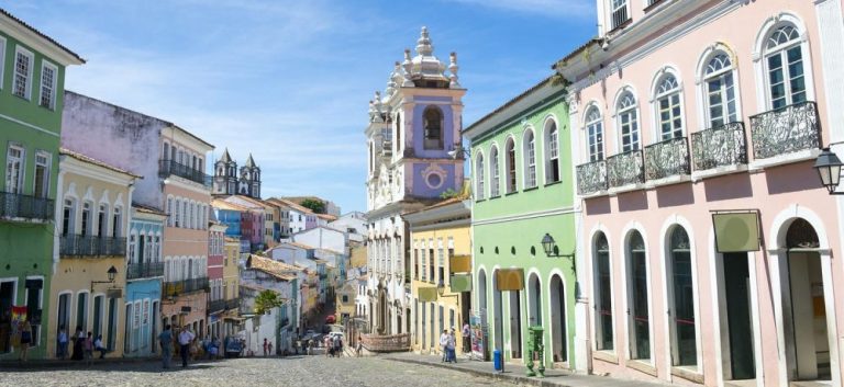 Vue de la rue principale du Pelourinho a Salvador de Bahia.