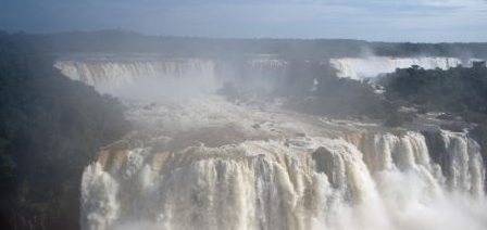 Vue aérienne des chutes d'Iguaçu en hiver.