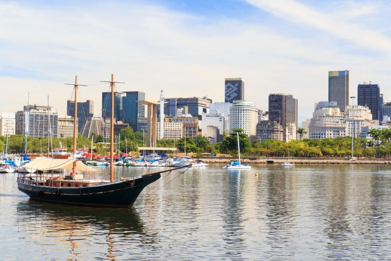 Bateau sur la b aie de Guanabara avec le centre de Rio en fond.