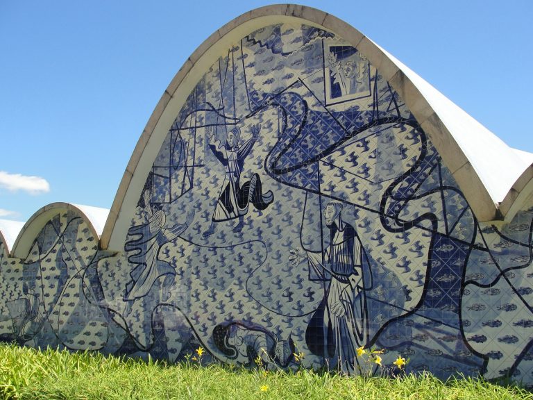 Vue arrière de la face de l'église de Pampulha.