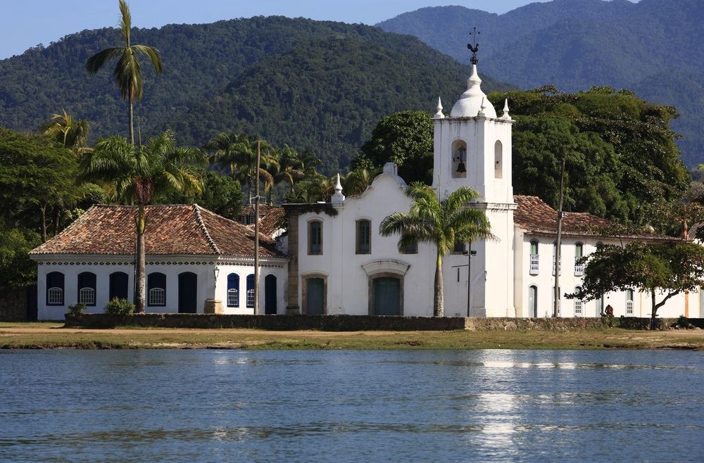 Église sur la plage de Paraty