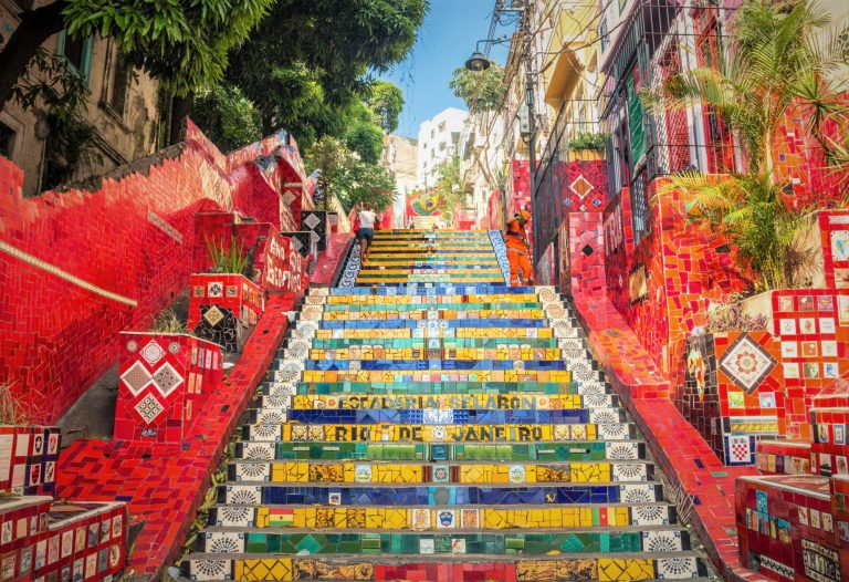 Vue de l'escalier Selaron depuis son pied.