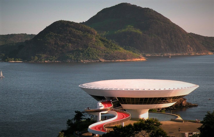 Vue du Musée dArt Contemporain de Niteroi devant la baie de Guanabara dans le soleil couchant.