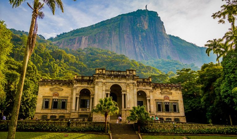 Vue de la façade du manoir du Parque Lage et du Corcovado derrière.
