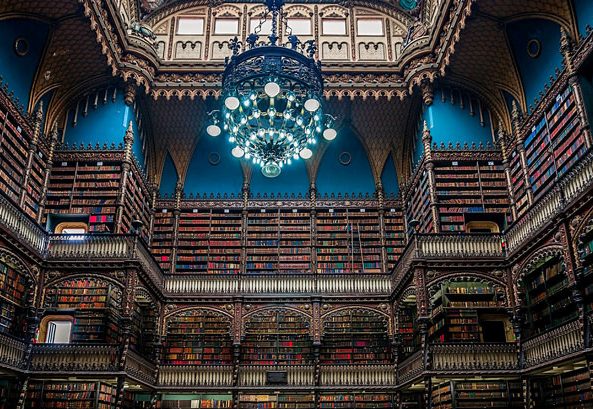 Vue de l'intérieur de la bibliothèque royale de Rio de Janeiro.