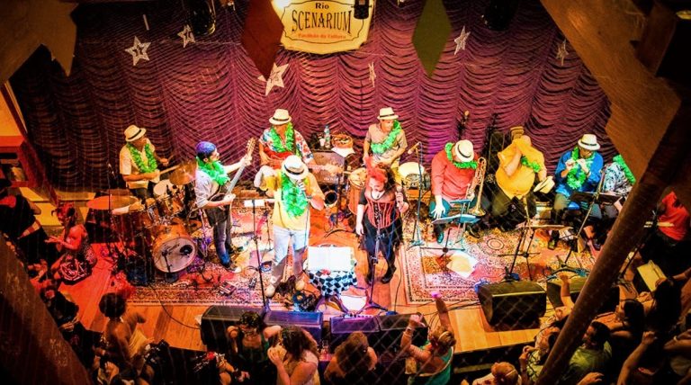 Vue du dessus de la scène du Rio Scenarium ave cun groupe jouant de la musique.