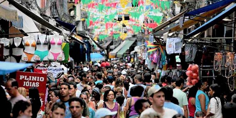 Vue d'une foule dans une rue du SAARA à Rio de Janeiro.