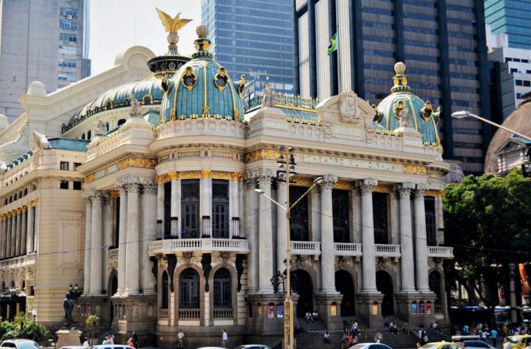 vue de la facade du Théâtre municipal de Rio de Janeiro.