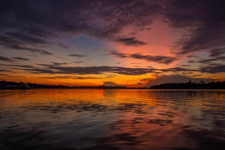 levée de soleil sur le rio negro manati lodge
