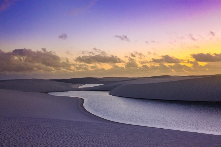 Lever de soleil dans le désert des Lençois Maranhenses Nordeste Brésil