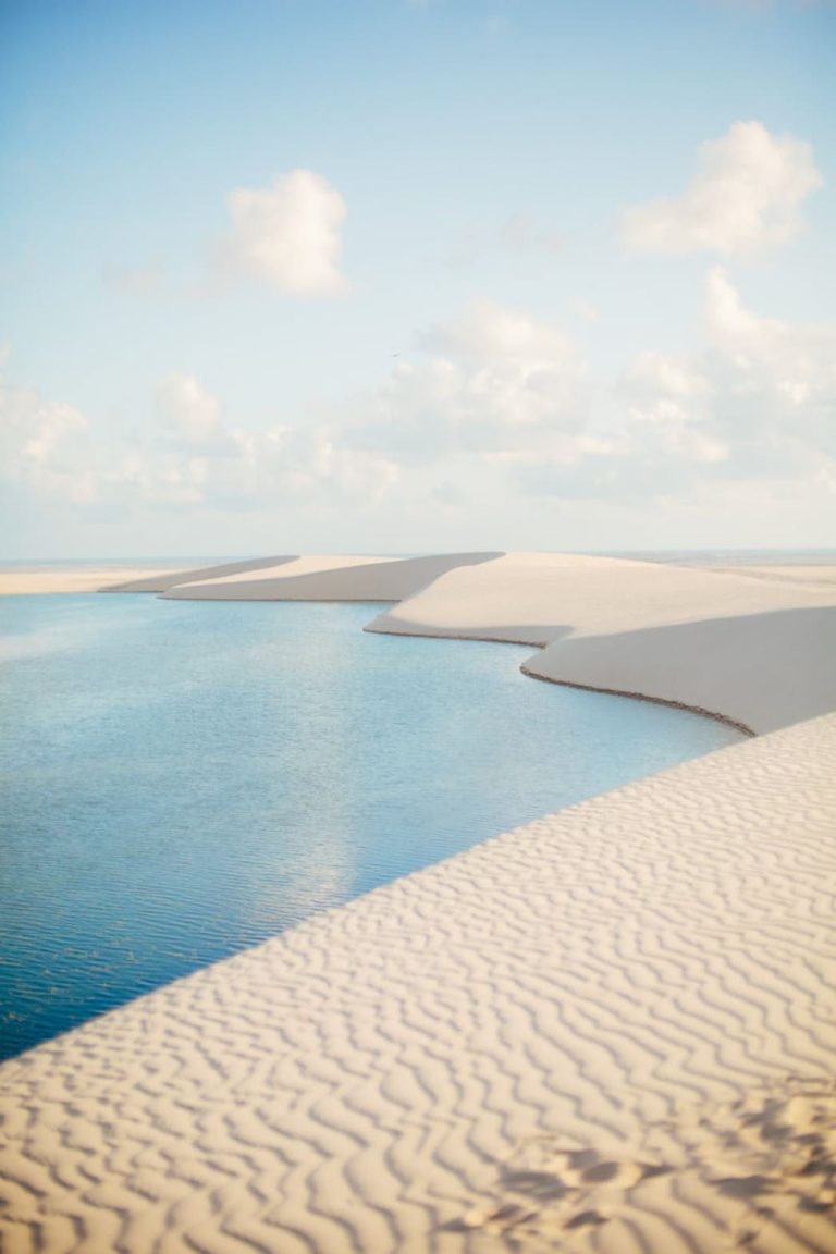 Vue panoramique sur les dunes de sable blanc et une lagune d'eau douce bleu turquoise au parc national des Lençóis Maranhenses au Brésil.