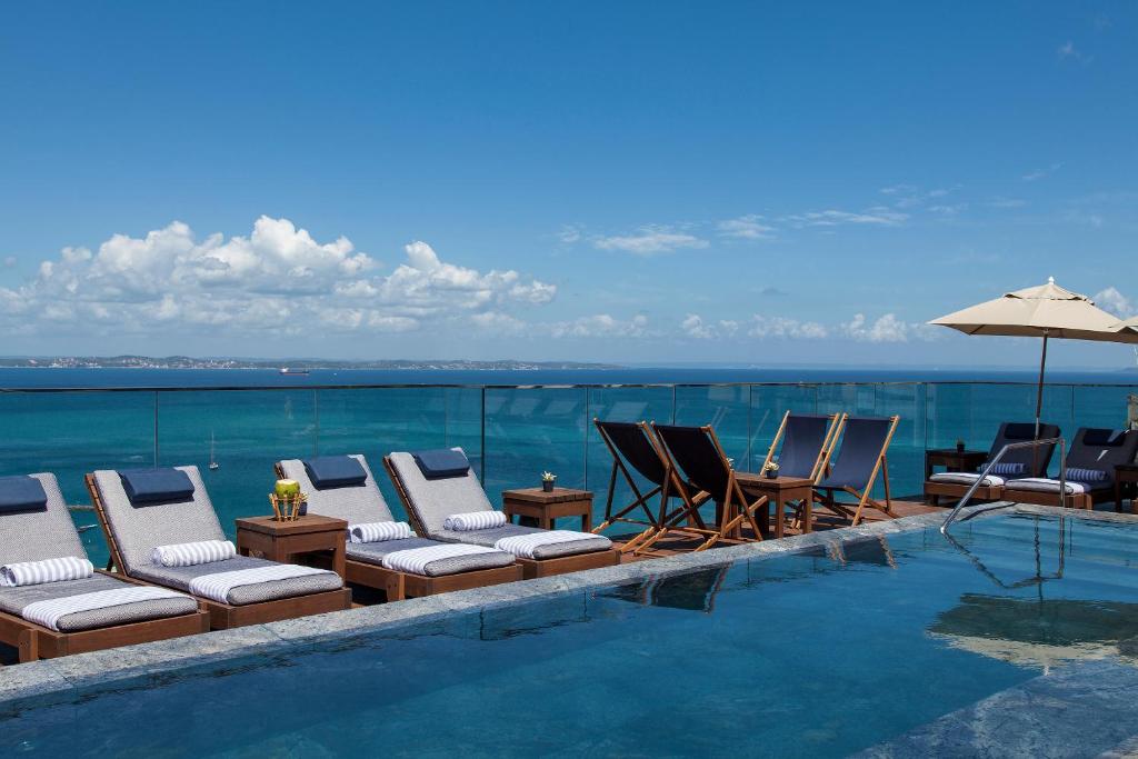 http://Rooftop%20avec%20piscine%20à%20débordement%20et%20transats%20offrant%20une%20vue%20imprenable%20sur%20l'océan%20à%20l'hôtel%20Fasano%20Salvador.