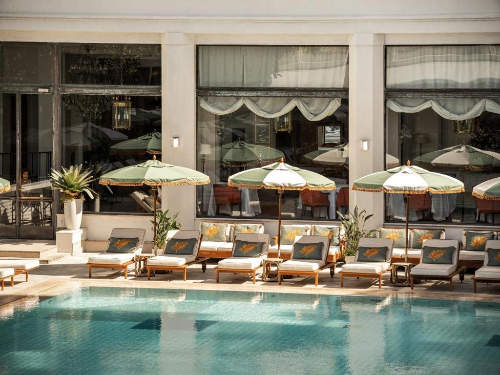 http://Transats%20et%20parasols%20alignés%20au%20bord%20de%20la%20piscine%20extérieure%20du%20Copacabana%20Palace%20à%20Rio%20de%20Janeiro.